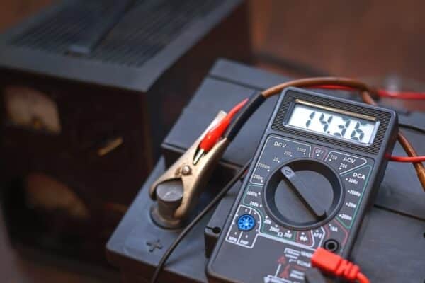 Checking voltage with multimeter and charging car battery with charger from home electricity