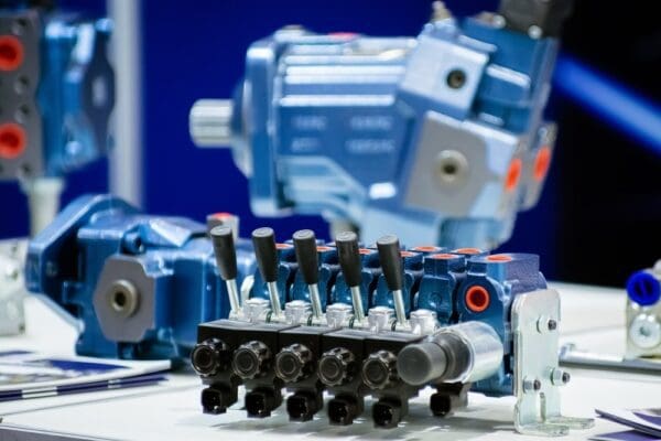 Hydraulic distributor device